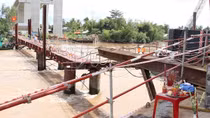 Nỗ lực tìm kiếm 1 công nhân mất tích do sập sàn công trình cầu Mỹ Thuận 2