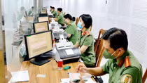 Công an làm tăng giờ giảm quá tải tại nơi cấp hộ chiếu