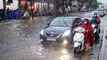 Mưa lớn khắp miền Bắc, Trung và Nam Bộ mưa to về chiều tối
