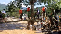 Ấm áp tình quân dân nơi lũ chồng lũ