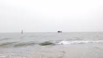 Trên đường tránh bão, một ngư dân rơi xuống biển mất tích