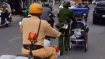 Công an đẩy xe lăn đi sửa cho người khuyết tật