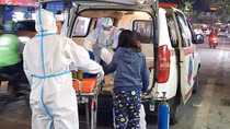 Dịch lên đỉnh, bác sĩ F0 điều trị bệnh nhân F0