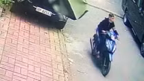 Quên khóa cửa ô tô Mercedes, chủ xe bị trộm hàng trăm triệu đồng
