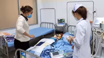 Bé gái 2 tuổi bị bạo hành được xuất viện
