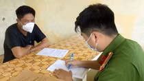 Con nghiện vào cửa hàng cướp giật 3 điện thoại xịn