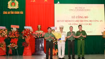 Trao quyết định của Bộ trưởng Bộ Công an bổ nhiệm Phó Giám đốc Công an tỉnh Khánh Hòa