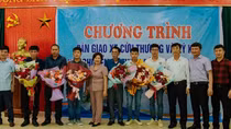 Bác sỹ trao tặng xe cứu thương vận chuyển bệnh nhân nghèo