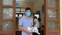 Người dân phấn khởi đăng ký cấp biển số xe tại xã, huyện