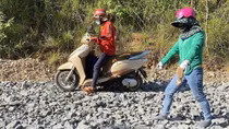 Thầy cô băng rừng cả trăm cây số đến điểm coi thi