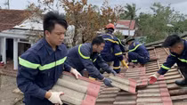 Sáng sớm, anh em Công an đã đến giúp gia đình tôi lợp lại mái nhà