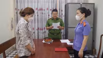 Khởi tố bị can đối với dì ruột dùng cán chổi hành hạ cháu gái