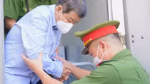 Cựu Chủ tịch tỉnh Bình Dương khai nhận làm theo “cơ chế xin cho”