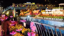 Sôi động chợ hoa “trên bến dưới thuyền”