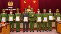 Khen thưởng chiến công đặc biệt bắt giữ đối tượng cướp ngân hàng