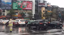 Phố biến thành "sông", CSGT đường bộ Hà Nội thành... CSGT đường thủy!