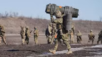 Thấy gì từ việc NATO gửi vũ khí hỗ trợ Ukraine?