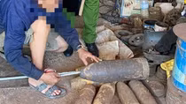 Kiểm tra cơ sở phế liệu, phát hiện 8 đầu đạn “khủng”