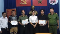 Khen thưởng thầy giáo Đại học ANND khống chế tên cướp có 5 tiền án, nhiễm HIV
