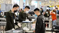 Chưa nguội vụ tạo dáng, nhảy múa, lại đến khách mang dao lên máy bay