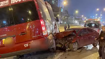 Tông ngang xe Limousine, tài xế xe con vội vàng rời khỏi hiện trường
