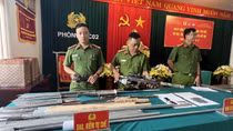 Người dân Thừa Thiên - Huế giao nộp nhiều súng, đạn, hung khí