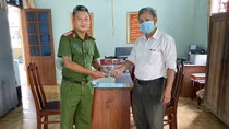 Công an xã truy tìm và trao trả hơn 18 triệu đồng bị đánh rơi