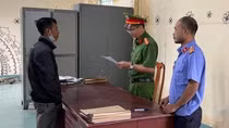 Từ buôn bán trái cây kiếm sống chuyển sang nghề làm sổ đỏ giả