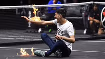 Màn "nổi lửa" kinh dị trước trận đấu cuối cùng của Roger Federer