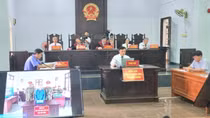 Nghi vợ phụ tình khi làm ăn xa, chồng rút dao truy sát