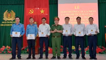 Khen thưởng 6 cá nhân có thành tích trong vụ bắt kẻ cướp ngân hàng ở Đồng Tháp