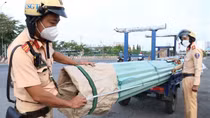 Công an TP Hồ Chí Minh ra quân xử lý xe 3-4 bánh chở hàng cồng kềnh, quá khổ