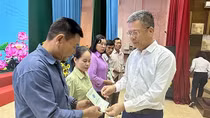 Mang Tết sớm đến với người dân nghèo