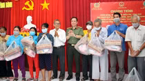 Thăm khám, cấp thuốc, tặng quà người dân khó khăn
