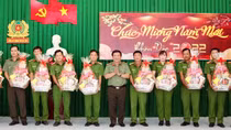 Công an tỉnh Kiên Giang tặng quà gia đình chính sách