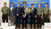 Trao Kỷ niệm chương “Bảo vệ An ninh Tổ quốc” tặng 2 cá nhân