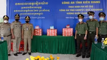 Công an tỉnh Kiên Giang trao kinh phí hỗ trợ các tỉnh bạn thuộc Campuchia