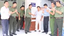 Công an Vĩnh Long bàn giao hai căn nhà nghĩa tình đồng đội