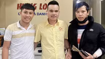 Tài xế và phụ xe trả lại gần 200 triệu đồng cho khách để quên