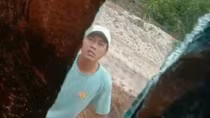 Chém vỡ kính chắn gió xe ben vì... không mua đất