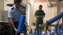 “Đột kích” vào nhà kho thu giữ hàng trăm bình khí cười