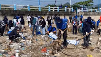 Nhân viên Lãnh sự quán Mỹ tham gia thu dọn vệ sinh bãi biển Nha Trang