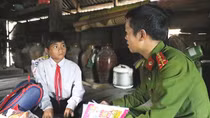 Công an xã vùng cao thắp sáng ước mơ của những mảnh đời nghèo khó