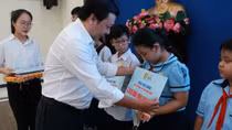Nhiều học sinh thuộc diện khó khăn được nhận bảo trợ để học tập
