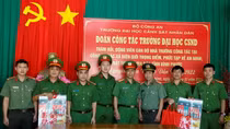 Tặng quà cán bộ, giảng viên tăng cường xã biên giới trọng điểm