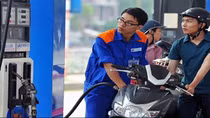 Đề xuất giảm 8% thuế nhập khẩu để "ghìm cương" giá xăng