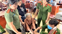 Giúp người già, người khuyết tật làm căn cước công dân gắn chip