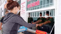 Người dân vùng Tây Nam Bộ đến Công an xã cấp đổi biển số xe
