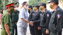Phó Chủ tịch Quốc hội Trần Quang Phương thăm, làm việc với Trung đoàn CSCĐ Tây Nam Bộ