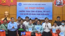 Tặng sổ BHXH, thẻ BHYT cho người dân có hoàn cảnh khó khăn